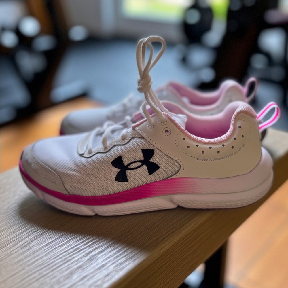 EUC size 8 Women's Under Armour Charged Assert 10  in a white and rebel pink